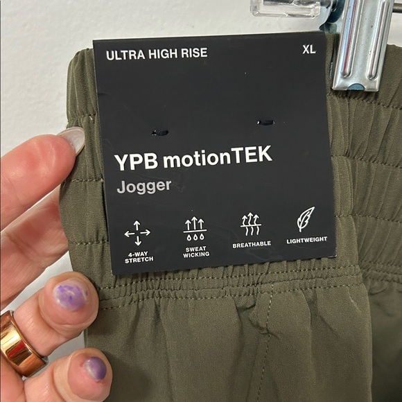 Abercrombie & Fitch YPB Motiontek Jogger Olive - Picture 6 of 10